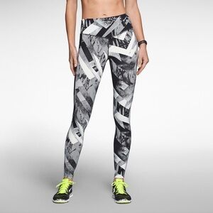 EUC‎ Nike Women's Legendary Printed Pattern Tights Medium